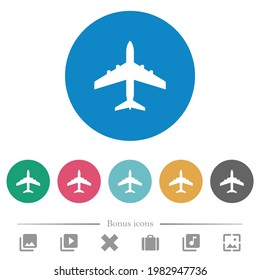 Iconos blancos planos de los aviones de pasajeros sobre fondo de color redondo. 6 iconos de bonificación incluidos.