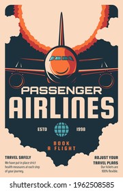 Afiche retro del servicio de reserva de vuelos de las aerolíneas de pasajeros. Aerolíneas modernas, aviones a reacción que vuelan en nubes celestes vista frontal vectorial grabado. Los vuelos internacionales ofrecen banderas promocionales vintage