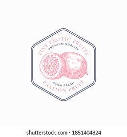 Passion Fruit Purveyors Frame Badge oder Logo Vorlage. Handgezeichnete Fruchtskizze mit Retro Typografie und Grenzen. Vintage Premium Emblem. Einzeln.