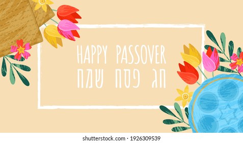 Pessach Pesach Urlaubsplanung mit Matzah, Seder-Platte und Frühlingsblumen. Hebräischer Text: "Happy Passover"