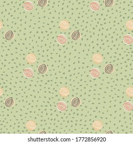 Pastellfarbene, kindische Muster mit gelben, grünen und orangefarbenen Spiralen. Grüner Hintergrund mit Punkten. Drucken für Papier, Tapete, Textilien, Stoff. Vektorgrafik.
