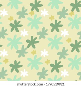 Pastellfarbenes, lichtdurchflutetes Muster mit blühenden Blumen. Grüne Blumenschmuck. Beiger Hintergrund. Kreativdruck für Stoffdesign, Textilien, Umhüllung, Deckel, Tapeten. Vektorgrafik.