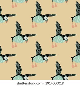 Pastellpalette nahtloses Muster mit blauem Puffinvogeldruck. Beiger Hintergrund. Tierarktische Zoodrucke. Flacher Vektordruck für Textilien, Gewebe, Geschenkpapier, Wallpaper. Endlose Illustration.