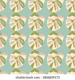 Pega el patrón de doodle sin fisuras con elementos de hoja de monstera. Impresión botánica simple en tonos verdes y rosas sobre fondo azul. Ideal para papel pintado, textil, envoltura, impresión de tela. Ilustración vectorial.