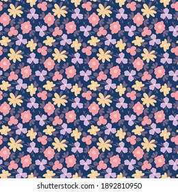 Flores pequeñas pasteles sobre un fondo azul oscuro y un adorno interminable. Patrón floral sin fisuras vectorial.