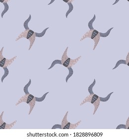 Tonos pasteles nórdicos sin fisuras con cascos vikingos. La historia de las caricaturas adorna con tonos grises sobre fondo azul claro. Para el diseño de tejidos, impresión textil, envoltura, cubierta. Ilustración vectorial.