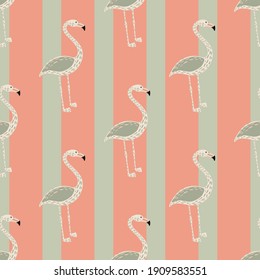 Tonos pasteles sin fisuras con un sencillo adorno flamingo de color gris. Fondo rayado rosado. Ilustración vectorial para impresiones textiles estacionales, tela, carteles, telas de fondo y papel pintado.