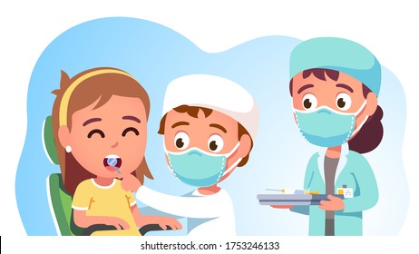 Niño paciente visitando al dentista en un hospital dental para hacerse un chequeo para prevenir caries. Doctora y enfermera asistente examinando los dientes de las personas en la silla de la clínica de dentistas. Ilustración vectorial plana de la atención de la salud dental