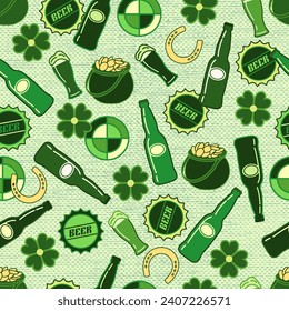 Patrón Patrick day con íconos dispersos de botella de cerveza, vidrio, tapones de botellas, trébol de suerte sobre fondo texturado grunge. Para la marca, decoración del paquete de cerveza, impresión decorativa.