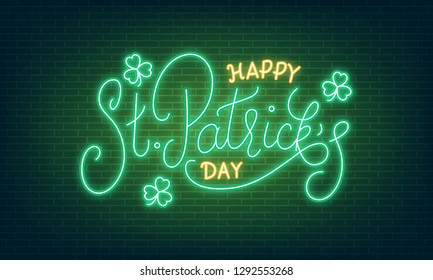 Patricks Day. Neon leuchtende Buchstaben Zeichen von Happy St. Patrick's Day Schrift und Kleeblatt.