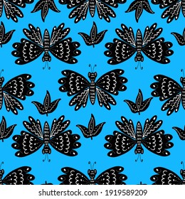 Un patrón con mariposas negras y flores en un fondo azul. Patrón para textiles, tela, fondo, papel de embalaje, papel pintado.