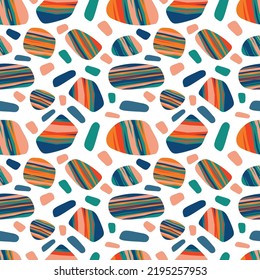 Patrón con guijarros decorativos. Diseño artístico abstracto brillante, inspirado en el estilo étnico. Naranja, Azul, Verde, Rojo. Diseño de patrones sin fisuras vectoriales para textiles, moda, embalaje, papel pintado.