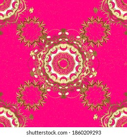 Patrón de adorno oriental. Impresión textil vectorial dorada. Patrón dorado sobre los colores marrón y magenta con elementos dorados. Baldosas florales. Diseño islámico.