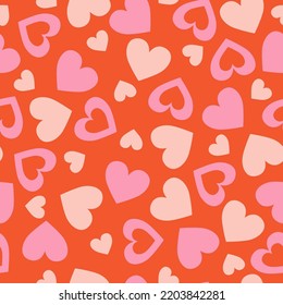 Patrón con corazones rosados sobre un fondo rojo. Gráficos vectoriales.