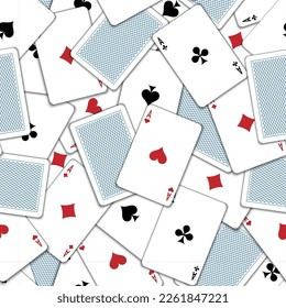 Muster mit Spielkarten. Spielkarten, die auf dem Tisch verstreut sind. Anzüge von Spielkarten. Spades, Herzen, Clubs, Diamanten.