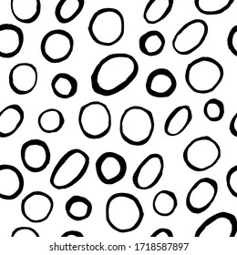 Patrón de círculos y óvalos desiguales. Formas redondeadas dibujadas a mano. Textura transparente en blanco negro.  Línea de formas abstractas.  Composición de las existencias más rápida.