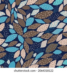 Un patrón de hojas inusuales sobre un fondo nocturno azul.Para telas, para imprimir folletos, carteles, fiestas, diseño textil vintage, postales, embalaje.
