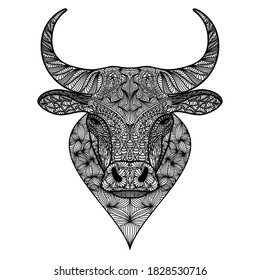 Cabeza de toro o buey con estampado. Taurus, adorno étnico tribal pintado de búfalo. Libro de colorear dibujado a mano en estilo doodle ornamentado. Diseño de cara animal. Imprimir para camisetas. Ilustración vectorial.