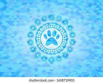 icono de garra dentro de un emblema azul cielo realista.Fondo de mosaico