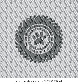 Pfotensymbol in silbernem Emblem oder Abzeichen. Skaliert Muster. Vektorgrafik. Detaillierte Angaben. 