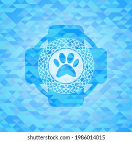 icono de garra dentro del emblema azul cielo con fondo de mosaico. 
