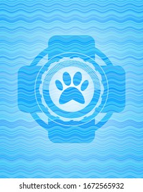 icono de garra dentro del fondo de la insignia concepto de ola de agua.