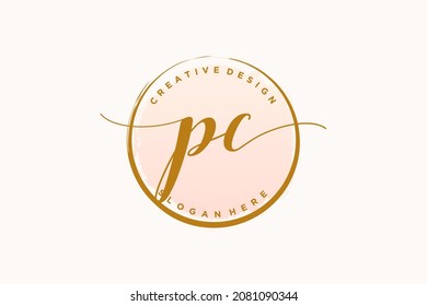 Logo de escritura a mano de PC con la firma de vector de plantilla de círculo, boda, moda, floral y botánica con plantilla creativa.