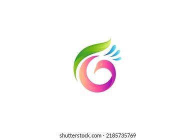 logotipo de pavo real con salpicadura de hojas y agua