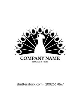 logotipo de pavo real con alas extendidas