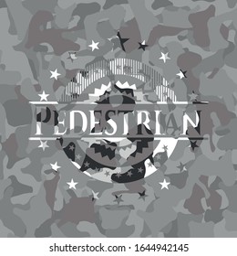 Peatón con estampado de camuflaje gris