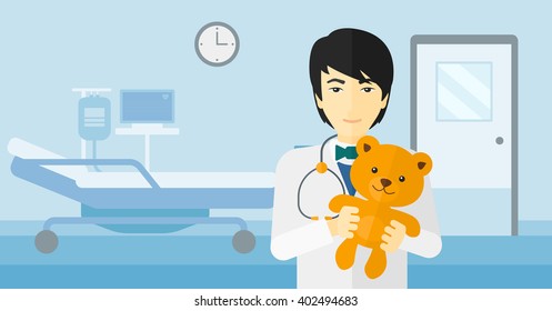 Kinderarzt, der Teddybär hält.