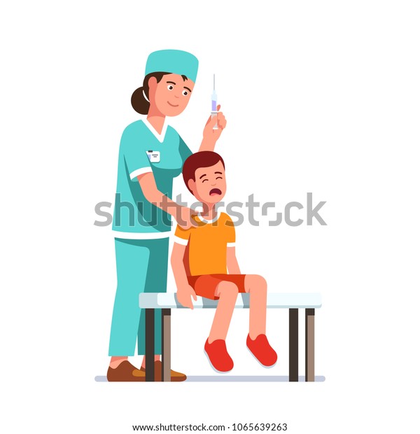 泣く少年の子どもが注射針を恐れるのを待つ準備をしている 注射器を持つ小児科医または医師の女性 フラットスタイルの分離型ベクターイラスト のベクター画像素材 ロイヤリティフリー