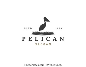 Logotipo del pájaro del pelícano vintage con la hierba y el diseño salvaje del logotipo.