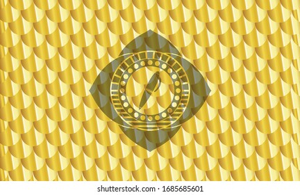 ícono de pluma dentro del emblema dorado o placa. Patrón de escalas. Ilustración vectorial. Detallado.