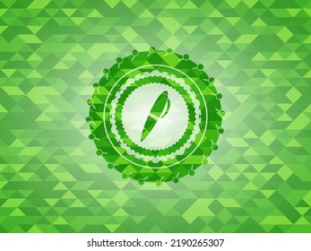 icono de lápiz dentro del emblema verde con fondo de mosaico triangular. 