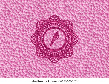 icono de lápiz dentro de la insignia rosa con fondo de burbujas. Ilustración vectorial. Detallado. 