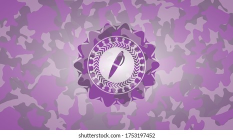 icono de pluma dentro del emblema camuflado rosado. 