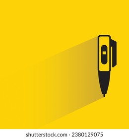 lápiz con sombra sobre fondo amarillo