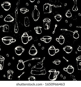 Dibujo a lápiz de elementos de café, tazas, molienda de café, cucharas, turcos para hacer café sobre fondo negro. Ilustración vectorial. Patrón sin inconvenientes para cafeterías o tiendas.