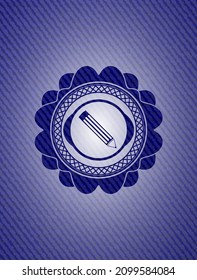 icono de lápiz dentro de la placa con textura de jean. 