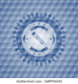 Bleistift-Symbol in blauem Emblem mit geometrischem Musterhintergrund.