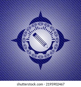 icono de lápiz dentro del emblema con fondo de alta calidad de denim. 