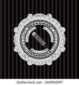 Icono de lápiz dentro del emblema plateado brillante