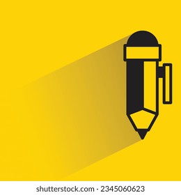 lápiz con sombra sobre fondo amarillo