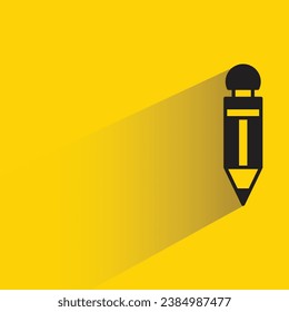 lápiz con sombra sobre fondo amarillo