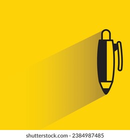 lápiz con sombra sobre fondo amarillo