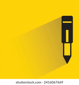 lápiz con sombra sobre fondo amarillo