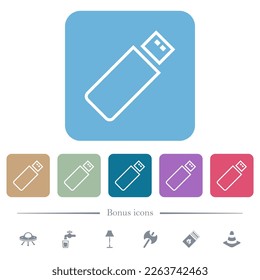 Pendrive Umrisssymbole aus weißem Flachbild auf buntem, quadratischem Hintergrund. 6 Bonussymbole enthalten