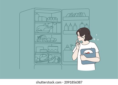 Joven con escalas, frigorífico abierto, piensa en la dieta o la comida. Mil niñas milenarias buscan refrigerador para productos de baja caloría. Plan de nutrición y concepto de pérdida de peso. Ilustración vectorial. 