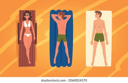 La gente tiñe de sol en una manta en una playa de arena disfrutando de un proyector de verano caliente